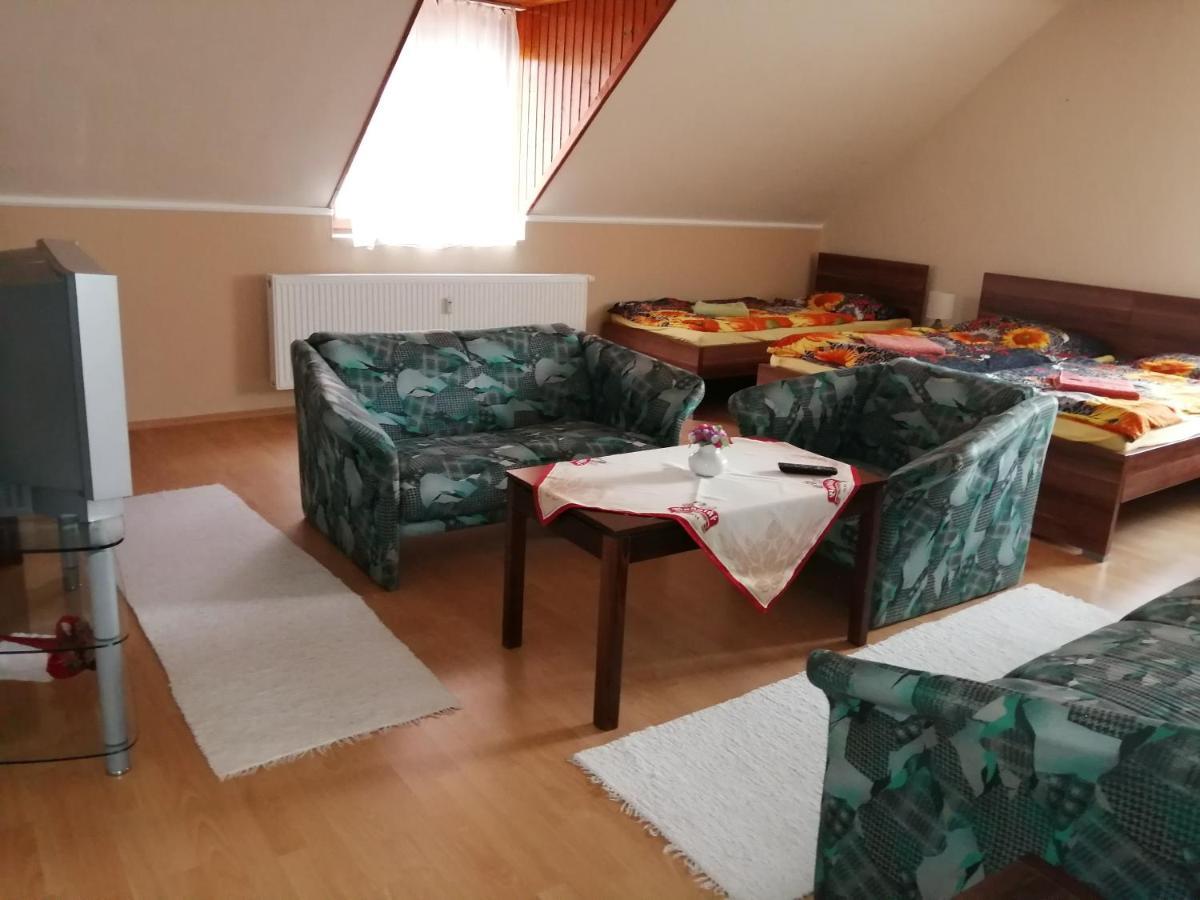 Ubytovanie Emily Dunajská Streda Buitenkant foto